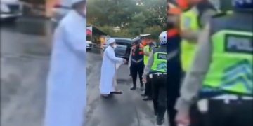 Habib Umar Assegaf Cekcok Dengan Petugas PSBB di Surabaya
