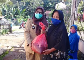 Pemdes Bilalang I Santuni Lansia dengan Sembako