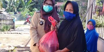 Pemdes Bilalang I Santuni Lansia dengan Sembako
