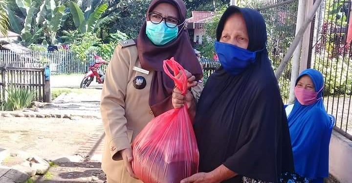 Pemdes Bilalang I Santuni Lansia dengan Sembako