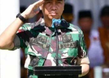 Tampil Gagah Dengan Seragam TNI AD, Bupati Sachrul Pimpin Upacara TMMD ke-120