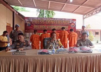 Hadirkan 4 Tsk Oknum Debt Collector, Polres Kotamobagu Gelar Konferensi Pers Kasus Penggelapan Kendaraan