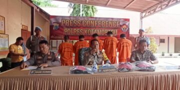 Hadirkan 4 Tsk Oknum Debt Collector, Polres Kotamobagu Gelar Konferensi Pers Kasus Penggelapan Kendaraan