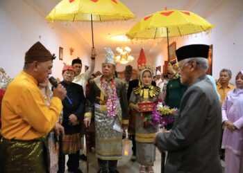 Abdullah Mokoginta Ikuti Prosesi Adat di Rudis Walikota Kotamobagu