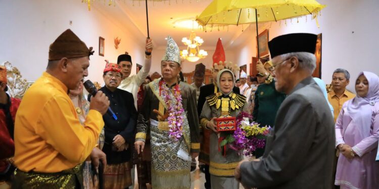 Abdullah Mokoginta Ikuti Prosesi Adat di Rudis Walikota Kotamobagu