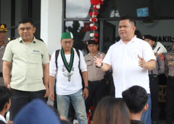 Meiddy – Syarif Temui Langsung Peserta Demo Aliansi Mahasiswa BMR