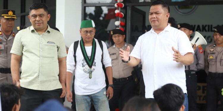 Meiddy – Syarif Temui Langsung Peserta Demo Aliansi Mahasiswa BMR