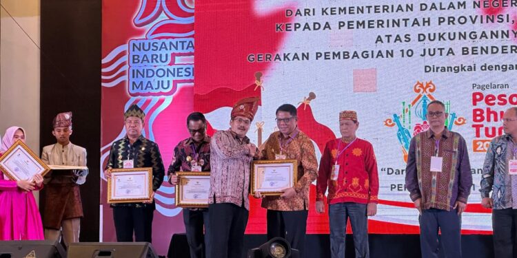 Pj. Walikota Kotamobagu Terima Penghargaan Dari Kemendagri