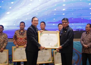 Pj. Wali Kota Kotamobagu Terima 3 Anugerah Mapalus Pendidikan Tahun 2024