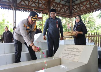 HUT Kotamobagu ke-115, AKBP Irwanto Dampingi Pj Walikota Ziarah ke Makam Tokoh BMR