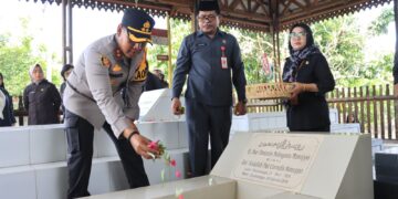HUT Kotamobagu ke-115, AKBP Irwanto Dampingi Pj Walikota Ziarah ke Makam Tokoh BMR