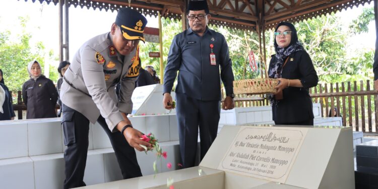 HUT Kotamobagu ke-115, AKBP Irwanto Dampingi Pj Walikota Ziarah ke Makam Tokoh BMR