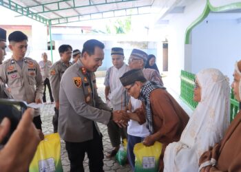 Sholat Dzuhur di Masjid Nurul Iman Bilalang Satu, AKBP Irwanto Salurkan Bansos