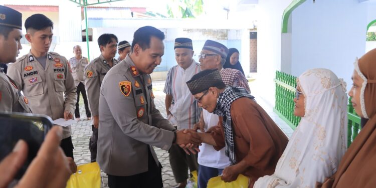Sholat Dzuhur di Masjid Nurul Iman Bilalang Satu, AKBP Irwanto Salurkan Bansos