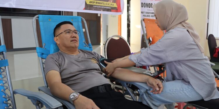 Wakapolres KOMPOL Romel Pontoh Ikut Aksi Donor Darah