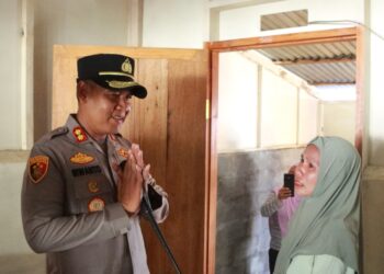 Tangis Haru Warga Molinow Penerima Bantuan Beda Rumah Polres Kotamobagu