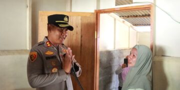 Tangis Haru Warga Molinow Penerima Bantuan Beda Rumah Polres Kotamobagu