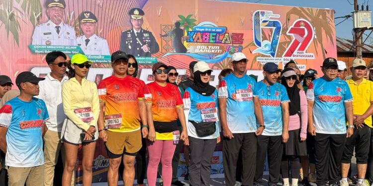 Didampingi Ketua TP-PKK, Bupati Oskar Manoppo Lepas Peserta Sunset Run 2025
