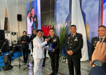 Mewakili Polres Kotamobagu, KOMPOL Romel Pontoh Terima Penghargaan dari Gubernur Sulut