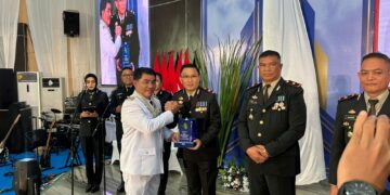 Mewakili Polres Kotamobagu, KOMPOL Romel Pontoh Terima Penghargaan dari Gubernur Sulut