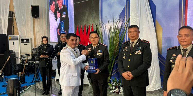 Mewakili Polres Kotamobagu, KOMPOL Romel Pontoh Terima Penghargaan dari Gubernur Sulut