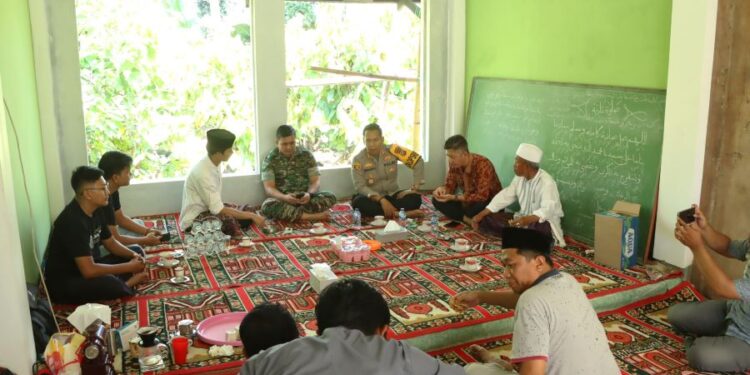 Letkol Fahmil Harris dan AKBP Irwanto Kunjungi Ponpes Darurahmah Pontodon