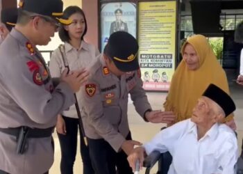 Beri Bantuan ke Lansia, AKBP Golfried Hasiholan Tunjukkan Komitmen Polri Untuk Masyarakat