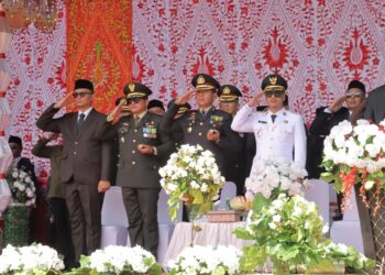 AKBP Irwanto dan Letkol Fahmil Hadiri Upacara HUT RI ke-80 di Lapangan Boki Hotinimbang