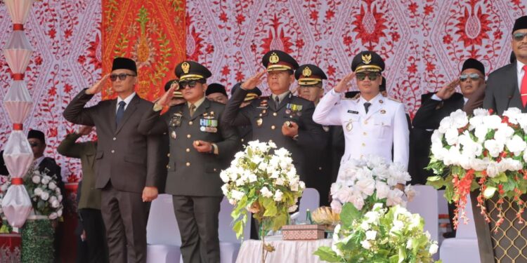 AKBP Irwanto dan Letkol Fahmil Hadiri Upacara HUT RI ke-80 di Lapangan Boki Hotinimbang