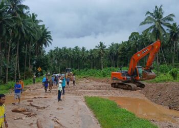 Gerak Cepat PT JRBM Kerahkan Alat Berat Bantu Bersihkan Banjir di Desa Bakan