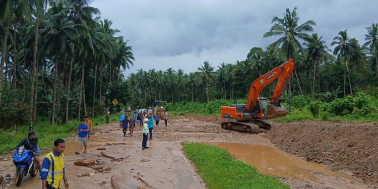 Gerak Cepat PT JRBM Kerahkan Alat Berat Bantu Bersihkan Banjir di Desa Bakan