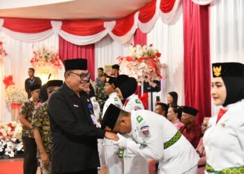 Mewakili Bupati Boltim, Asisten 1 Hendra Tangel Kukuhkan Paskibraka 2025