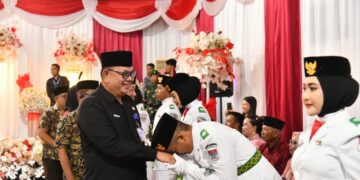 Mewakili Bupati Boltim, Asisten 1 Hendra Tangel Kukuhkan Paskibraka 2025