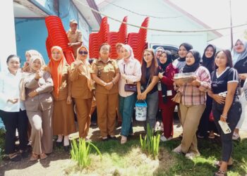 Idris Sudomo Sumbangkan 200 Kursi di Desa Tobongon, Sangadi : Jujur Saya Sangat Terharu