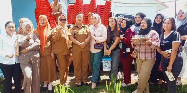 Idris Sudomo Sumbangkan 200 Kursi di Desa Tobongon, Sangadi : Jujur Saya Sangat Terharu