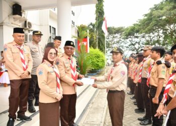 Didampingi Ketua TP-PKK Rosita Pobela, Bupati Boltim Lepas Peserta Peran Saka Nasional 2025