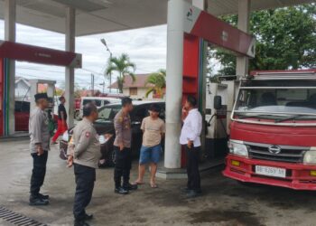 IPDA Magenda Dimas Andrianto Pimpin Langsung Penertiban Kendaraan di SPBU Pontodon