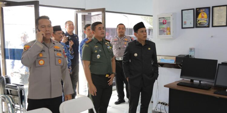 Solid, AKBP Irwanto & Letkol Fahmil Harris Dampingi Walikota Kotamobagu di Ruang Pelayanan SIM