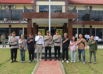 AKBP Irwanto Didampingi Kompol Romel Pontoh & AKP Dewa Serahkan Piagam Juara Menulis