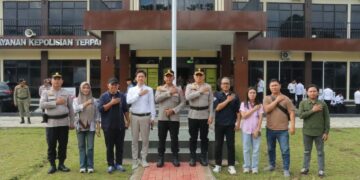 AKBP Irwanto Didampingi Kompol Romel Pontoh & AKP Dewa Serahkan Piagam Juara Menulis