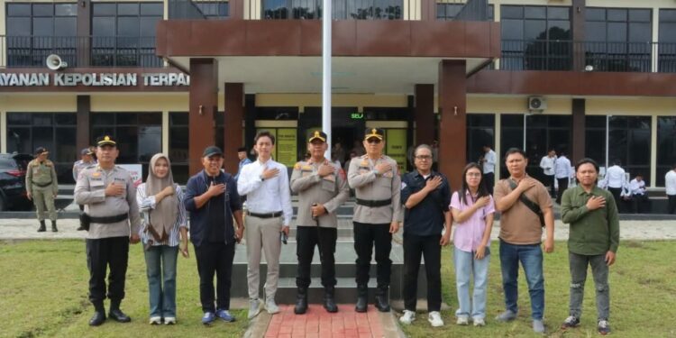 AKBP Irwanto Didampingi Kompol Romel Pontoh & AKP Dewa Serahkan Piagam Juara Menulis