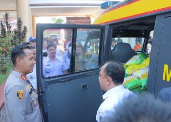 Polres Kotamobagu Peduli Bencana Banjir Bolmong, AKBP Irwanto Serahkan Bantuan