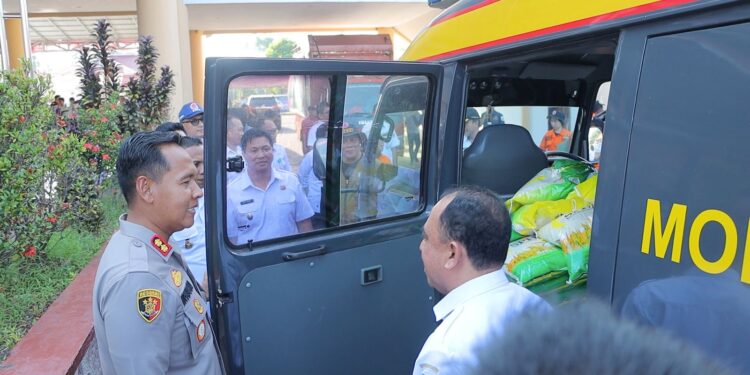 Polres Kotamobagu Peduli Bencana Banjir Bolmong, AKBP Irwanto Serahkan Bantuan