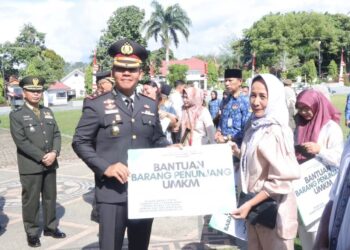 Kapolres Irwanto Serahkan Bantuan UMKM di Upacara HBN ke-77