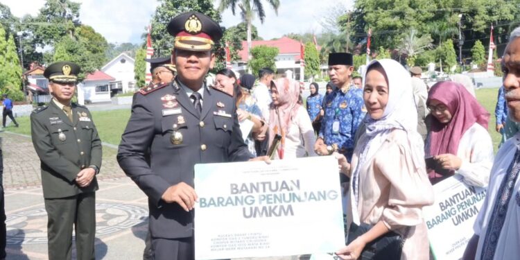 Kapolres Irwanto Serahkan Bantuan UMKM di Upacara HBN ke-77