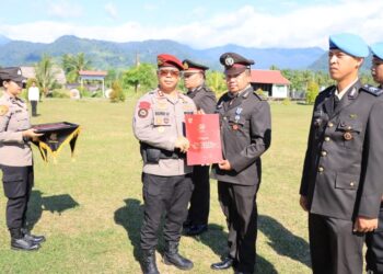 AKBP Golfried Hasiholan Serahkan Tanda Kehormatan 3 Anggota Polres Boltim