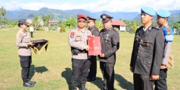 AKBP Golfried Hasiholan Serahkan Tanda Kehormatan 3 Anggota Polres Boltim