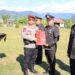 AKBP Golfried Hasiholan Serahkan Tanda Kehormatan 3 Anggota Polres Boltim