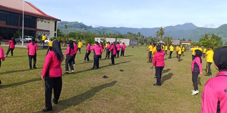 Pererat Silaturahmi, AKBP Golfried Hasiholan Pimpin Olahraga Bersama Personel dan Bhayangkari Polres Boltim