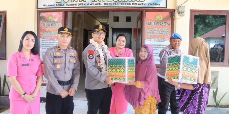 Disambut Tarian Dana-Dana, AKBP Golfried Hasiholan Bawa Semangat Baru di Mapolsek Nuangan